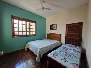 una camera da letto con due letti e una finestra di Pousada de Muryan a São Gabriel Altre 9 foto