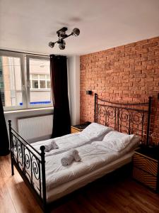 Ένα ή περισσότερα κρεβάτια σε δωμάτιο στο Cegła na Szewskiej