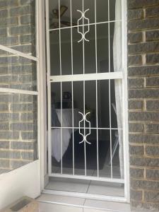 33 Boeren في فرايهيد: قطة تجلس في نافذة خلف بوابة