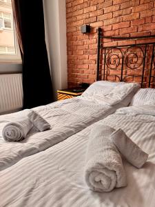 Ένα ή περισσότερα κρεβάτια σε δωμάτιο στο Cegła na Szewskiej