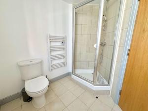 ヨークにあるYork City Centre 2-Bed Apartment with Balcony Views Close to Christmas Marketのトイレとシャワー付きのバスルーム +15枚の写真