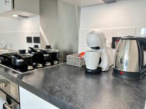 Kuchyň nebo kuchyňský kout v ubytování York City Centre 2-Bed Apartment with Balcony Views Close to Christmas Market