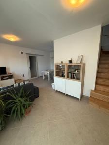 Bagnolo PiemonteにあるAzzurraのソファとテーブルのあるリビングルーム