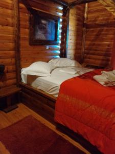 Ένα ή περισσότερα κρεβάτια σε δωμάτιο στο Chalet Zachlorou +3 φωτογραφίες