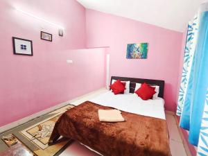 Giường trong phòng chung tại Greenland 2bed room hall villa