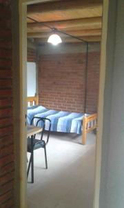 una camera con quattro letti e un tavolo con sedie di La comarca hostel a San Luis