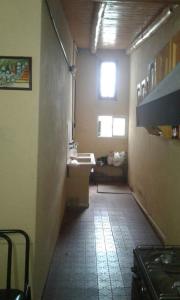 un corridoio di una cucina con un lavandino e una finestra di La comarca hostel a San Luis Altre 2 foto