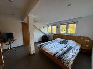 Un pat sau paturi într-o cameră la Wirtshaus zur Heimlichen Liebe