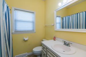 Un baño con lavabo, inodoro y espejo. en M.S. Whaley, en Edisto 22 fotos más