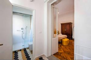 een badkamer met douche en toilet in een kamer bij Mimi Carera Apartment & Room in Rovinj +30 foto's