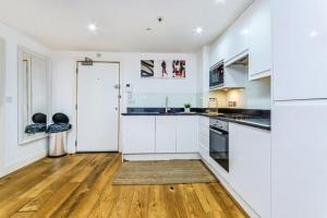 Kuchyň nebo kuchyňský kout v ubytování New 1 Bed Apartment 12 mins to Central London and Gatwick Airport
