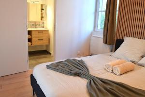 En eller flere senge i et værelse på Le Nid Dizac - Close to downtown - New - 3 people