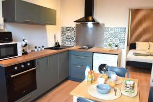 Køkken eller tekøkken på Le Nid Dizac - Close to downtown - New - 3 people + 18 billeder