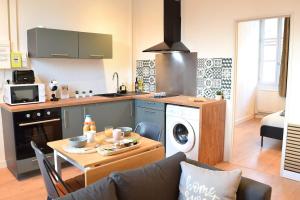 Køkken eller tekøkken på Le Nid Dizac - Close to downtown - New - 3 people