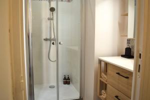 Et badeværelse på Le Nid Dizac - Close to downtown - New - 3 people