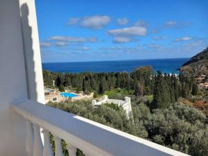 balcone con vista sull'oceano e sugli alberi di Dimitra's Pretty Apartment 4 klm away from Chora ad Andro