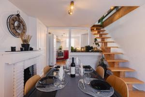 a dining room with a table and a fireplace at Appartement 2 chambres hypercentre in Bourg-en-Bresse