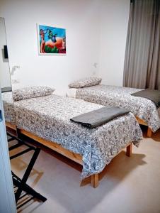 een kamer met drie bedden en een foto aan de muur bij PETER PAN apartment in Salerno