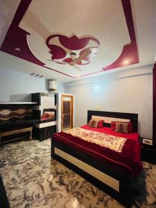 Ένα ή περισσότερα κρεβάτια σε δωμάτιο στο Lakshman Guest House Ayodhya