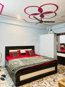 Ένα ή περισσότερα κρεβάτια σε δωμάτιο στο Lakshman Guest House Ayodhya +17 φωτογραφίες