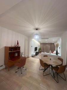 ein großes Wohnzimmer mit einem Tisch und Stühlen in der Unterkunft Siena- Maison 6 personnes proche Luxembourg in Longlaville