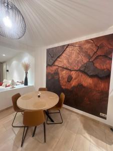 ein Esszimmer mit Tisch und Stühlen in der Unterkunft Siena- Maison 6 personnes proche Luxembourg in Longlaville + 37 Fotos