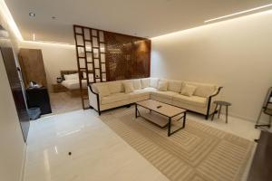 Una sala de estar con un sofá y una mesa de café. en عبر الاصالة, en Rafha