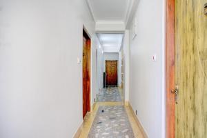 corridoio di un corridoio con porta e piano di Super Collection O Police Bazar Shillong Formerly Pillars House a Shillong