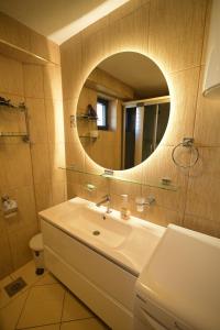 にあるApartmani pod Durmitoromの洗面台と鏡のあるバスルーム +46枚の写真