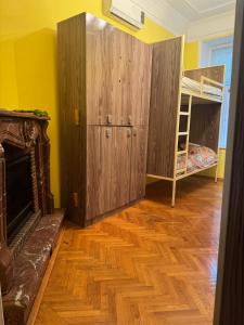 Habitación con chimenea y litera en Hostello, en Baku