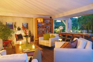 Grande SalineLodge Kaz à sucre, ideal for a romantic getaway的客厅配有白色家具和桌子