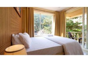 En eller flere senge i et værelse på 1BHK Apartment - 360 Bliss + 37 billeder