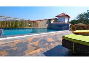 Swimmingpoolen hos eller tæt på 1BHK Apartment - 360 Bliss