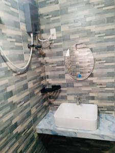 莫阿尔博阿Tiny House in Moalboal Saavedra的浴室里有洗手池和镜子