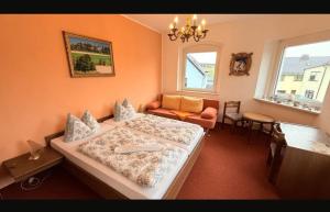 Habitación con 2 camas, sofá y mesa. en Mont47, en Syrau