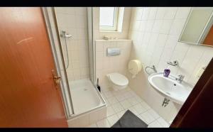 un baño con inodoro y lavabo en Mont47, en Syrau