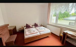 Un dormitorio con una cama y una ventana grande. en Mont47, en Syrau