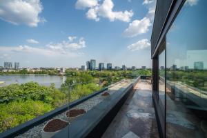 Blick auf einen Fluss von einem Gebäude aus in der Unterkunft Room 12 in Bukarest