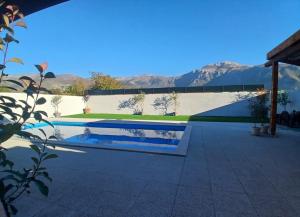 莫斯塔尔Villa LAKE Mostarsko jezero的一座位于山丘庭院内的游泳池