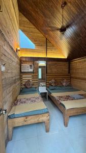 マテランにあるNature Glampingの木造の部屋にベッドが2つある部屋