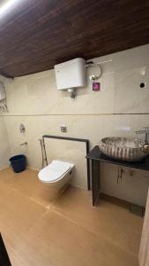 マテランにあるNature Glampingのトイレと洗面台のあるバスルーム