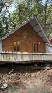 マテランにあるNature Glampingの塀付木造家屋 +35枚の写真