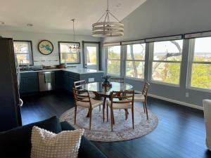 eine Küche und ein Esszimmer mit Tisch und Stühlen in der Unterkunft Canyon Lake House with Lake View in Canyon Lake
