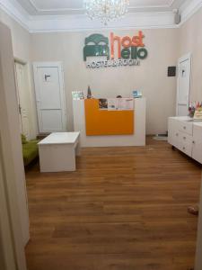 Habitación con mesa y lámpara de araña. en Hostello, en Baku