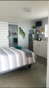 Una cocina o cocineta en View on the Bay 7 Pinta Crescent