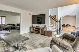 ein Wohnzimmer mit Sofa und Tisch in der Unterkunft Hike, Ski and Game Spacious Poconos Home with Yard in Mushroom Farms