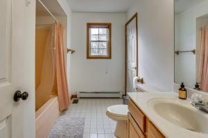 ein Badezimmer mit Waschbecken, Toilette und Badewanne in der Unterkunft Hike, Ski and Game Spacious Poconos Home with Yard in Mushroom Farms + 27 Fotos