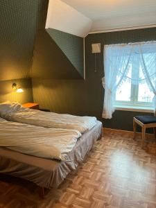 En eller flere senge i et værelse på Holiday home in Espevær