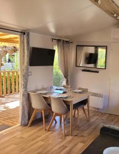 a dining room with a table and chairs at bb - Confort & charme - Au Cœur de l'Occitanie, 3 ch,2 sdb, entre mer et campagne in Lattes