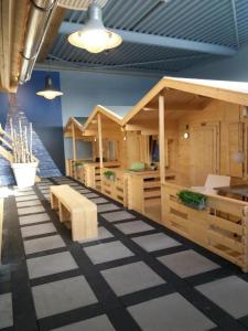 ein Raum mit einer Reihe von Holzhütten in der Unterkunft Studio long term stay in Makkum in Makkum